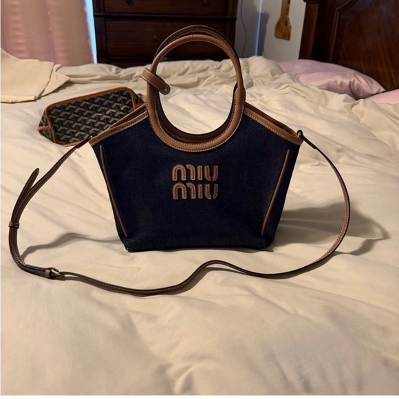 Chic White Saddle Bag with Gold Accents - Picture 2 of 2